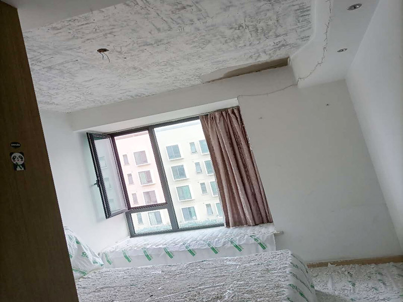 天花板鏟除翻新：將房中小件物品搬移到柜子，儲物柜等不需要施工的位置，如樓梯間，衛(wèi)生間等，利用專業(yè)的遮蔽保護(hù)膜貼在地面，包裝家具，避免施工期間對家中的物品造成損害和污染。 檢查墻面破損位置，如粉化，開裂，滲水，起皮現(xiàn)象嚴(yán)重的利用鏟刀直接全部鏟除至基層，局部破損現(xiàn)象不嚴(yán)重的位置直接用打磨機或者砂紙打磨即可。貼過墻紙的一定要完全清理掉墻紙內(nèi)的膠，因為膠水時間長了之后會產(chǎn)生化學(xué)反應(yīng)，會對膩子層有所影響，且易造成環(huán)保污染，揮發(fā)有害物質(zhì)。