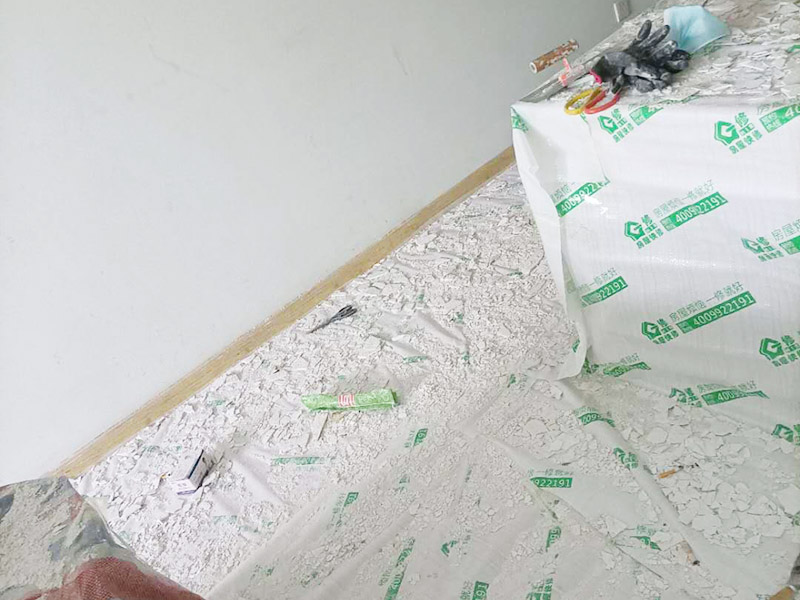 天花板翻新成品保護(hù):檢查舊房墻面基層問題，對癥下藥施工，如果墻面裝修5年甚至10年以上，墻面有開裂，滲水，起皮或者之前有貼過墻紙的舊房，就需要將原墻紙撕掉，將墻面鏟至毛坯層，做鏟墻施工，如近幾年裝修過的房子，則不需要做鏟墻施工，墻面基層無明顯破損，打磨膩?zhàn)踊蛘咧匦屡文佔(zhàn)?，做乳膠漆施工即可。 成品保護(hù)：將房中小件物品搬移到柜子，儲物柜等不需要施工的位置，如樓梯間，衛(wèi)生間等，利用專業(yè)的遮蔽保護(hù)膜貼在地面，包裝家具，避免施工期間對家中的物品造成損害和污染。