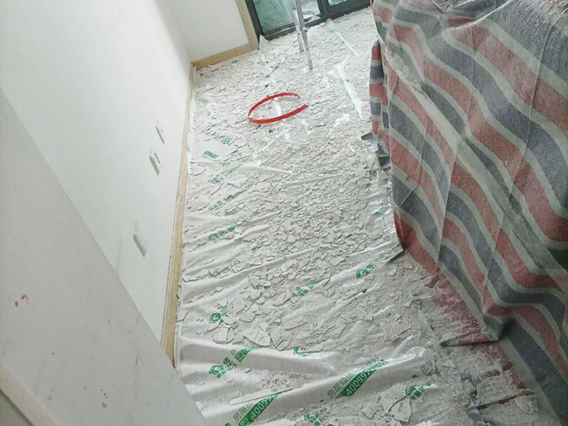 天花板翻新成品保護(hù):檢查舊房墻面基層問題，對癥下藥施工，如果墻面裝修5年甚至10年以上，墻面有開裂，滲水，起皮或者之前有貼過墻紙的舊房，就需要將原墻紙撕掉，將墻面鏟至毛坯層，做鏟墻施工，如近幾年裝修過的房子，則不需要做鏟墻施工，墻面基層無明顯破損，打磨膩?zhàn)踊蛘咧匦屡文佔(zhàn)?，做乳膠漆施工即可。 成品保護(hù)：將房中小件物品搬移到柜子，儲物柜等不需要施工的位置，如樓梯間，衛(wèi)生間等，利用專業(yè)的遮蔽保護(hù)膜貼在地面，包裝家具，避免施工期間對家中的物品造成損害和污染。
