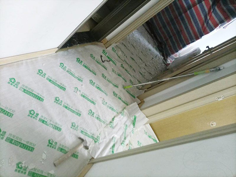 天花板翻新成品保護(hù):檢查舊房墻面基層問題，對癥下藥施工，如果墻面裝修5年甚至10年以上，墻面有開裂，滲水，起皮或者之前有貼過墻紙的舊房，就需要將原墻紙撕掉，將墻面鏟至毛坯層，做鏟墻施工，如近幾年裝修過的房子，則不需要做鏟墻施工，墻面基層無明顯破損，打磨膩?zhàn)踊蛘咧匦屡文佔(zhàn)樱鋈槟z漆施工即可。 成品保護(hù)：將房中小件物品搬移到柜子，儲物柜等不需要施工的位置，如樓梯間，衛(wèi)生間等，利用專業(yè)的遮蔽保護(hù)膜貼在地面，包裝家具，避免施工期間對家中的物品造成損害和污染。