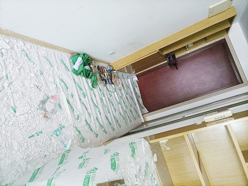 天花板翻新成品保護(hù):檢查舊房墻面基層問題，對癥下藥施工，如果墻面裝修5年甚至10年以上，墻面有開裂，滲水，起皮或者之前有貼過墻紙的舊房，就需要將原墻紙撕掉，將墻面鏟至毛坯層，做鏟墻施工，如近幾年裝修過的房子，則不需要做鏟墻施工，墻面基層無明顯破損，打磨膩?zhàn)踊蛘咧匦屡文佔(zhàn)?，做乳膠漆施工即可。 成品保護(hù)：將房中小件物品搬移到柜子，儲物柜等不需要施工的位置，如樓梯間，衛(wèi)生間等，利用專業(yè)的遮蔽保護(hù)膜貼在地面，包裝家具，避免施工期間對家中的物品造成損害和污染。