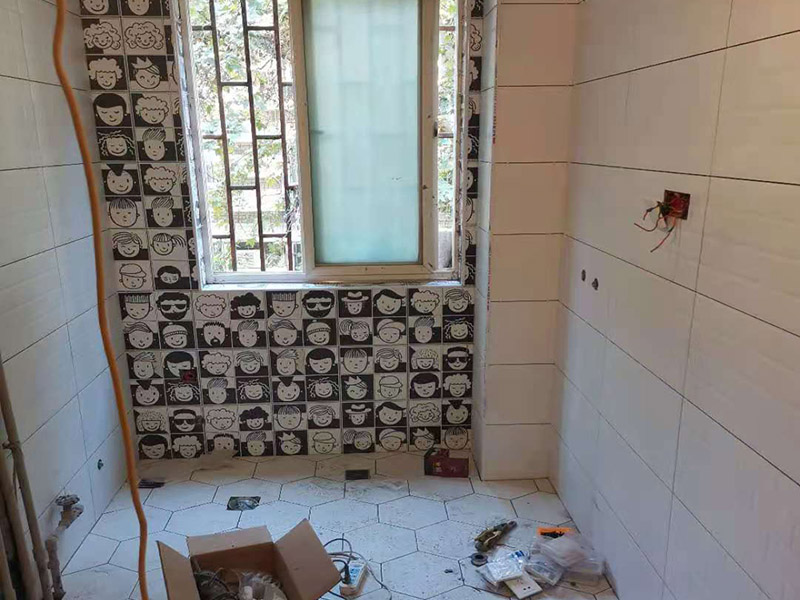 衛(wèi)生間翻新案例：衛(wèi)生間翻新最主要的目的，就是要更換水電，尤其是那些隱蔽性極強，一般埋在地下或墻壁內(nèi)的。在進行翻新的時候，最好一并更換，不管有沒有問題，這樣都能給日后的生活帶來保障。更換完水電之后，就可以進行瓷磚的鋪貼了。不管是地面還是墻面，都是一個比較大的工程。在衛(wèi)生間翻新前先找平地面和墻面，清楚所有雜物。然后先對墻面進行鋪設(shè)，墻面一般多是小塊的瓷磚比較好施工。地面就要注意一些了，需要設(shè)置輔助線來進行施工，還要注意下水管等地方，這些地方都需要低于地面高度的哦！