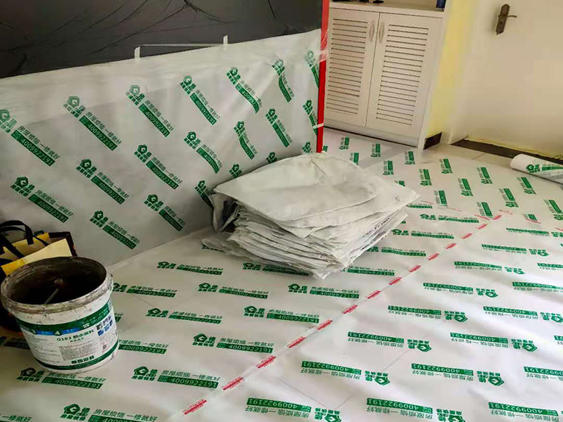 走廊過道成品保護：各種裝修物料的進場以及各種建筑裝修垃圾的清理，都會經(jīng)過入戶門，這些物品在搬運的過程中，與入戶門發(fā)生磕碰、摩擦的機率大大增加，所以，第一個需要做好成品保護的地方就是我們的入戶門。建議：在裝修開工前直到家具進場期間，都需要對入戶門進行保護！對于這一點，可以使用成品保護膜將門包裹。