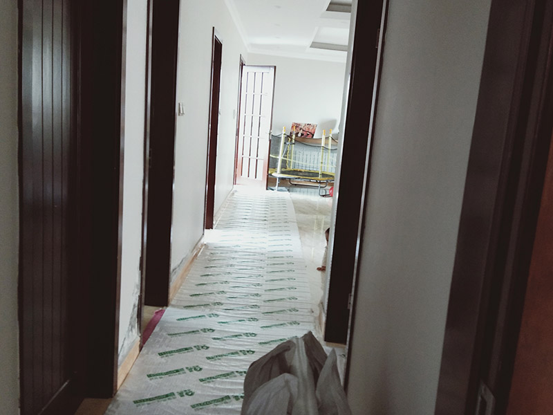 走廊過道成品保護：各種裝修物料的進場以及各種建筑裝修垃圾的清理，都會經(jīng)過入戶門，這些物品在搬運的過程中，與入戶門發(fā)生磕碰、摩擦的機率大大增加，所以，第一個需要做好成品保護的地方就是我們的入戶門。建議：在裝修開工前直到家具進場期間，都需要對入戶門進行保護！對于這一點，可以使用成品保護膜將門包裹。