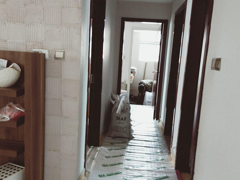 走廊過道成品保護：各種裝修物料的進場以及各種建筑裝修垃圾的清理，都會經(jīng)過入戶門，這些物品在搬運的過程中，與入戶門發(fā)生磕碰、摩擦的機率大大增加，所以，第一個需要做好成品保護的地方就是我們的入戶門。建議：在裝修開工前直到家具進場期間，都需要對入戶門進行保護！對于這一點，可以使用成品保護膜將門包裹。