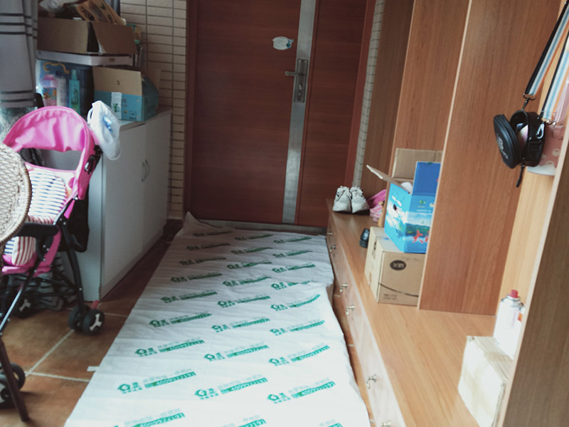 走廊過道成品保護：各種裝修物料的進場以及各種建筑裝修垃圾的清理，都會經(jīng)過入戶門，這些物品在搬運的過程中，與入戶門發(fā)生磕碰、摩擦的機率大大增加，所以，第一個需要做好成品保護的地方就是我們的入戶門。建議：在裝修開工前直到家具進場期間，都需要對入戶門進行保護！對于這一點，可以使用成品保護膜將門包裹。