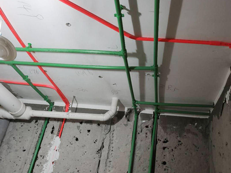 全屋電路走線施工：電路定位很重要！插座安裝在哪里安裝多少，開關(guān)安裝在哪里安裝多少，哪些地方需要安裝燈具等等，這些都需要根據(jù)家中實際的電路用途來確定。電路定位搞定以后就可以根據(jù)定位以及走向開布線槽了。 開布線槽有講究，需盡量保持橫平豎直。不過對于墻面開槽，規(guī)范的做法不允許開橫槽，因為這可能會影響到墻面的承重能力。 開槽的深度也有要求，通常情況下深度為PVC線管的直徑+10mm。