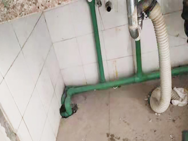 廚房水管暗管鋪設(shè):衛(wèi)生間的水管裝置前定要遵從合理步驟，一般首要和師傅參議水路的詳細(xì)走向，二是用電錘把卡子固定到墻上，三是開端用專業(yè)的熱溶機(jī)對(duì)管子進(jìn)行熱熔銜接，四是用試壓泵對(duì)整個(gè)管線進(jìn)行打壓測(cè)試，五是整理現(xiàn)場(chǎng)。