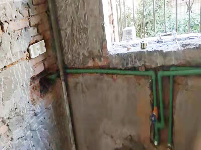 廚房水管暗管鋪設(shè):衛(wèi)生間的水管裝置前定要遵從合理步驟，一般首要和師傅參議水路的詳細(xì)走向，二是用電錘把卡子固定到墻上，三是開端用專業(yè)的熱溶機(jī)對(duì)管子進(jìn)行熱熔銜接，四是用試壓泵對(duì)整個(gè)管線進(jìn)行打壓測(cè)試，五是整理現(xiàn)場(chǎng)。