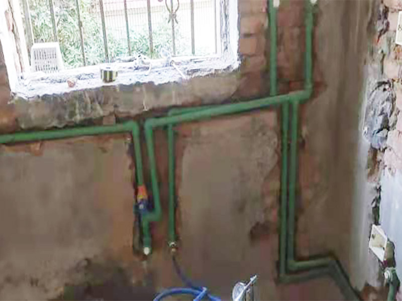 廚房水管暗管鋪設(shè):衛(wèi)生間的水管裝置前定要遵從合理步驟，一般首要和師傅參議水路的詳細(xì)走向，二是用電錘把卡子固定到墻上，三是開端用專業(yè)的熱溶機(jī)對(duì)管子進(jìn)行熱熔銜接，四是用試壓泵對(duì)整個(gè)管線進(jìn)行打壓測(cè)試，五是整理現(xiàn)場(chǎng)。