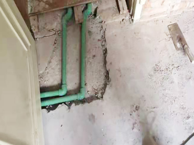 廚房水管暗管鋪設(shè):衛(wèi)生間的水管裝置前定要遵從合理步驟，一般首要和師傅參議水路的詳細(xì)走向，二是用電錘把卡子固定到墻上，三是開端用專業(yè)的熱溶機(jī)對(duì)管子進(jìn)行熱熔銜接，四是用試壓泵對(duì)整個(gè)管線進(jìn)行打壓測(cè)試，五是整理現(xiàn)場(chǎng)。