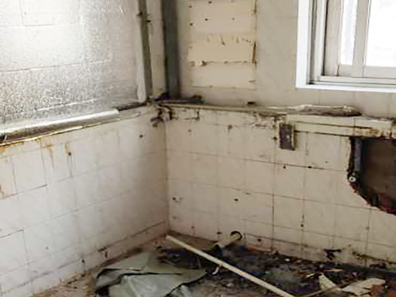 廚房拆除翻新施工：首先就是要對(duì)它進(jìn)行空間改造、水路改造和磚墻翻新這幾處一定要提前做好準(zhǔn)備和進(jìn)行規(guī)劃才行。比如說(shuō)像對(duì)廚房改造中，要做就是對(duì)它的空間進(jìn)行規(guī)劃好和布局。廚房的上水部分那么可以把它更換成PPR之類新型管材，然后再把它進(jìn)行暗埋，但是廚房的下水部分，這個(gè)地方也是不能進(jìn)行改動(dòng)的，如果一定要進(jìn)行改動(dòng)，記住一定要咨詢清楚物業(yè)再動(dòng)手。