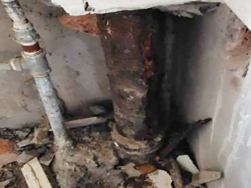 廚房拆除翻新施工：首先就是要對(duì)它進(jìn)行空間改造、水路改造和磚墻翻新這幾處一定要提前做好準(zhǔn)備和進(jìn)行規(guī)劃才行。比如說(shuō)像對(duì)廚房改造中，要做就是對(duì)它的空間進(jìn)行規(guī)劃好和布局。廚房的上水部分那么可以把它更換成PPR之類新型管材，然后再把它進(jìn)行暗埋，但是廚房的下水部分，這個(gè)地方也是不能進(jìn)行改動(dòng)的，如果一定要進(jìn)行改動(dòng)，記住一定要咨詢清楚物業(yè)再動(dòng)手。