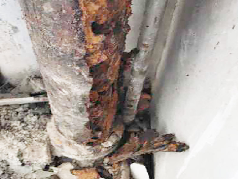 廚房拆除翻新施工：首先就是要對(duì)它進(jìn)行空間改造、水路改造和磚墻翻新這幾處一定要提前做好準(zhǔn)備和進(jìn)行規(guī)劃才行。比如說(shuō)像對(duì)廚房改造中，要做就是對(duì)它的空間進(jìn)行規(guī)劃好和布局。廚房的上水部分那么可以把它更換成PPR之類新型管材，然后再把它進(jìn)行暗埋，但是廚房的下水部分，這個(gè)地方也是不能進(jìn)行改動(dòng)的，如果一定要進(jìn)行改動(dòng)，記住一定要咨詢清楚物業(yè)再動(dòng)手。