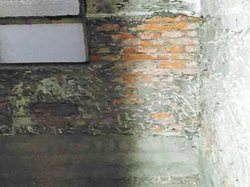 廚房拆除翻新施工：首先就是要對(duì)它進(jìn)行空間改造、水路改造和磚墻翻新這幾處一定要提前做好準(zhǔn)備和進(jìn)行規(guī)劃才行。比如說(shuō)像對(duì)廚房改造中，要做就是對(duì)它的空間進(jìn)行規(guī)劃好和布局。廚房的上水部分那么可以把它更換成PPR之類新型管材，然后再把它進(jìn)行暗埋，但是廚房的下水部分，這個(gè)地方也是不能進(jìn)行改動(dòng)的，如果一定要進(jìn)行改動(dòng)，記住一定要咨詢清楚物業(yè)再動(dòng)手。