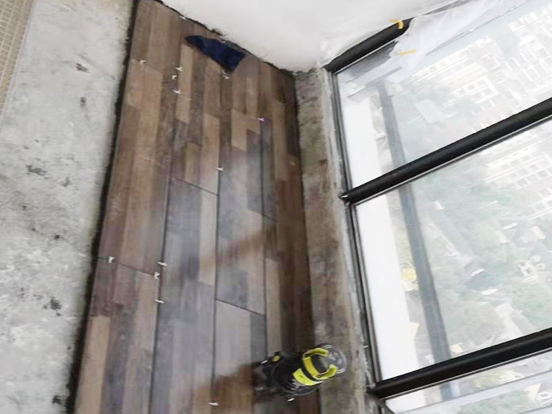 地板拆除翻新案例：1、可以不拆除，但是要求地面保護(hù)非常好，你要看好工人，他們干起活來可不會為你考慮如何小心的，他們會怎么省事怎么來的。 2、地板拆除后再安裝肯定有損壞的，并且有的地方是完全無法安裝，工人肯定會用膠給他粘在上的，你還要反復(fù)花錢，得不償失呀。 3、鏟除墻皮后刮膩?zhàn)又灰ＷC踢腳線地方小心點(diǎn)別弄得太濕就好了。