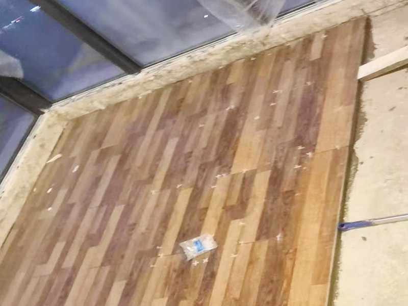 地板拆除翻新案例：1、可以不拆除，但是要求地面保護(hù)非常好，你要看好工人，他們干起活來可不會為你考慮如何小心的，他們會怎么省事怎么來的。 2、地板拆除后再安裝肯定有損壞的，并且有的地方是完全無法安裝，工人肯定會用膠給他粘在上的，你還要反復(fù)花錢，得不償失呀。 3、鏟除墻皮后刮膩?zhàn)又灰ＷC踢腳線地方小心點(diǎn)別弄得太濕就好了。