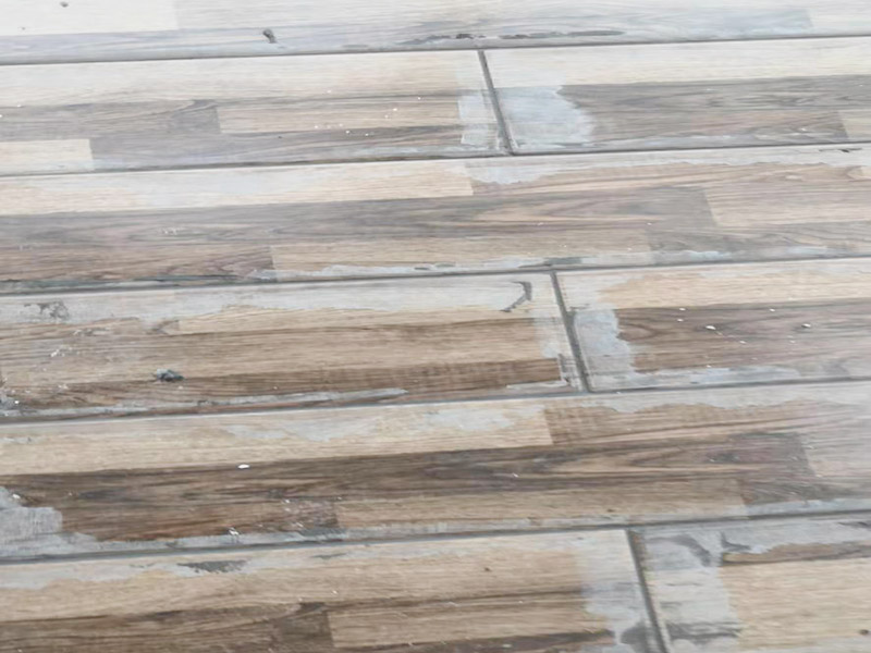 地板拆除翻新案例：1、可以不拆除，但是要求地面保護(hù)非常好，你要看好工人，他們干起活來可不會為你考慮如何小心的，他們會怎么省事怎么來的。 2、地板拆除后再安裝肯定有損壞的，并且有的地方是完全無法安裝，工人肯定會用膠給他粘在上的，你還要反復(fù)花錢，得不償失呀。 3、鏟除墻皮后刮膩?zhàn)又灰ＷC踢腳線地方小心點(diǎn)別弄得太濕就好了。