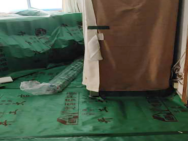 家具保護(hù)施工：遠(yuǎn)離裝修區(qū)域的家居不需要過度防護(hù)，只需使用防塵塑料膜布遮蓋即可。地板保護(hù)，地板保護(hù)需要使用pvc+棉保護(hù)膜 （薄的保護(hù)膜會(huì)在裝修過程中踩壞），沿墻邊使用家較寬的地板專用膠帶密封。家居保護(hù)只需要使用普通pvc保護(hù)膜即可，注意下方要留足保護(hù)膜遮蓋下方地板。門窗保護(hù):使用無紡布門窗保護(hù)膜，裁剪適當(dāng)大小貼在窗戶上級(jí)窗戶框上即可。門使用pvc保護(hù)膜。小的突起如電源插座，使用保護(hù)膜覆蓋用較窄的地板專用膠帶密封。 注意：所有的密封都不要貼到需要粉刷裝修的墻面上。