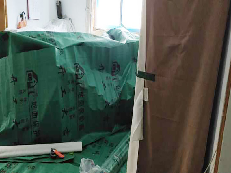 家具保護(hù)施工：遠(yuǎn)離裝修區(qū)域的家居不需要過度防護(hù)，只需使用防塵塑料膜布遮蓋即可。地板保護(hù)，地板保護(hù)需要使用pvc+棉保護(hù)膜 （薄的保護(hù)膜會(huì)在裝修過程中踩壞），沿墻邊使用家較寬的地板專用膠帶密封。家居保護(hù)只需要使用普通pvc保護(hù)膜即可，注意下方要留足保護(hù)膜遮蓋下方地板。門窗保護(hù):使用無紡布門窗保護(hù)膜，裁剪適當(dāng)大小貼在窗戶上級(jí)窗戶框上即可。門使用pvc保護(hù)膜。小的突起如電源插座，使用保護(hù)膜覆蓋用較窄的地板專用膠帶密封。 注意：所有的密封都不要貼到需要粉刷裝修的墻面上。