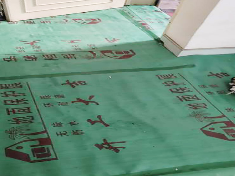 家具保護(hù)施工：遠(yuǎn)離裝修區(qū)域的家居不需要過度防護(hù)，只需使用防塵塑料膜布遮蓋即可。地板保護(hù)，地板保護(hù)需要使用pvc+棉保護(hù)膜 （薄的保護(hù)膜會(huì)在裝修過程中踩壞），沿墻邊使用家較寬的地板專用膠帶密封。家居保護(hù)只需要使用普通pvc保護(hù)膜即可，注意下方要留足保護(hù)膜遮蓋下方地板。門窗保護(hù):使用無紡布門窗保護(hù)膜，裁剪適當(dāng)大小貼在窗戶上級(jí)窗戶框上即可。門使用pvc保護(hù)膜。小的突起如電源插座，使用保護(hù)膜覆蓋用較窄的地板專用膠帶密封。 注意：所有的密封都不要貼到需要粉刷裝修的墻面上。