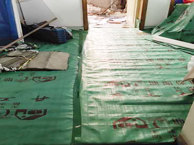 家具保護(hù)施工：遠(yuǎn)離裝修區(qū)域的家居不需要過度防護(hù)，只需使用防塵塑料膜布遮蓋即可。地板保護(hù)，地板保護(hù)需要使用pvc+棉保護(hù)膜 （薄的保護(hù)膜會(huì)在裝修過程中踩壞），沿墻邊使用家較寬的地板專用膠帶密封。家居保護(hù)只需要使用普通pvc保護(hù)膜即可，注意下方要留足保護(hù)膜遮蓋下方地板。門窗保護(hù):使用無紡布門窗保護(hù)膜，裁剪適當(dāng)大小貼在窗戶上級(jí)窗戶框上即可。門使用pvc保護(hù)膜。小的突起如電源插座，使用保護(hù)膜覆蓋用較窄的地板專用膠帶密封。 注意：所有的密封都不要貼到需要粉刷裝修的墻面上。