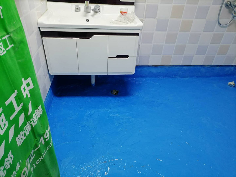 衛(wèi)生間地面防水:刷第一遍防水涂料。施工前確保工地干凈，干燥，防水涂料要涂滿，無遺漏，與基層結(jié)合牢固，無裂紋，無氣泡，無脫落現(xiàn)象。涂刷高度一致，厚度要達(dá)到規(guī)定要求。刷第二遍防水涂料。待第一遍涂料干透后才能進(jìn)行第二遍，具體時間視涂料而定。間隔時間太短，防水的效果會打折扣。鋪保護(hù)層。需在防水涂料表面鋪上保護(hù)層。保護(hù)層要完全覆蓋防水層，無遺漏，與基層結(jié)合牢固，無裂紋，無氣泡，無脫落現(xiàn)象。 閉水試驗(yàn)。閉水試驗(yàn)時，地面最高點(diǎn)的水不能低于2里面，保存至少24小時，觀察無滲漏現(xiàn)象后才算合格。如有滲漏，需重做，切莫疏忽大意。