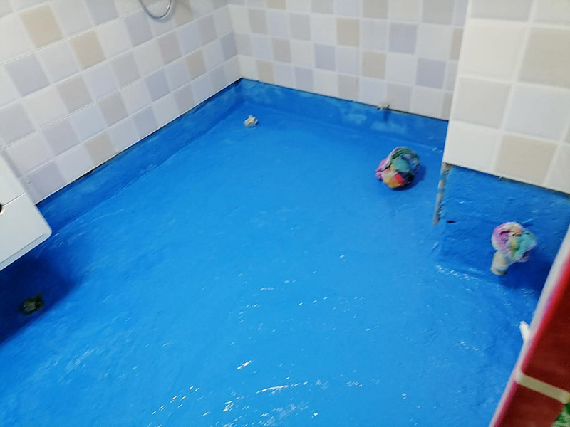 衛(wèi)生間地面防水:刷第一遍防水涂料。施工前確保工地干凈，干燥，防水涂料要涂滿，無遺漏，與基層結(jié)合牢固，無裂紋，無氣泡，無脫落現(xiàn)象。涂刷高度一致，厚度要達(dá)到規(guī)定要求。刷第二遍防水涂料。待第一遍涂料干透后才能進(jìn)行第二遍，具體時間視涂料而定。間隔時間太短，防水的效果會打折扣。鋪保護(hù)層。需在防水涂料表面鋪上保護(hù)層。保護(hù)層要完全覆蓋防水層，無遺漏，與基層結(jié)合牢固，無裂紋，無氣泡，無脫落現(xiàn)象。 閉水試驗(yàn)。閉水試驗(yàn)時，地面最高點(diǎn)的水不能低于2里面，保存至少24小時，觀察無滲漏現(xiàn)象后才算合格。如有滲漏，需重做，切莫疏忽大意。