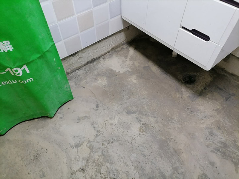 衛(wèi)生間地面防水:刷第一遍防水涂料。施工前確保工地干凈，干燥，防水涂料要涂滿，無遺漏，與基層結(jié)合牢固，無裂紋，無氣泡，無脫落現(xiàn)象。涂刷高度一致，厚度要達(dá)到規(guī)定要求。刷第二遍防水涂料。待第一遍涂料干透后才能進(jìn)行第二遍，具體時間視涂料而定。間隔時間太短，防水的效果會打折扣。鋪保護(hù)層。需在防水涂料表面鋪上保護(hù)層。保護(hù)層要完全覆蓋防水層，無遺漏，與基層結(jié)合牢固，無裂紋，無氣泡，無脫落現(xiàn)象。 閉水試驗(yàn)。閉水試驗(yàn)時，地面最高點(diǎn)的水不能低于2里面，保存至少24小時，觀察無滲漏現(xiàn)象后才算合格。如有滲漏，需重做，切莫疏忽大意。