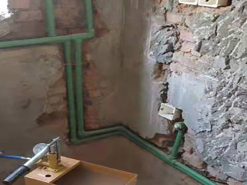 新裝水管打壓測試：堵住內(nèi)所有的堵頭，并將進水容總管的閥門關(guān)閉。測壓時，把千斤頂?shù)膲簵U搖至壓力表的0.9-1.0之間，也就是說測壓試驗的壓力要是正常水壓的3倍左右。同材質(zhì)的水管，其的測壓試驗的時間是不同的，焊接管的測壓一般是30分鐘，而非焊接管的測壓一般4小時 如果出現(xiàn)了測壓器表針下降、變動等現(xiàn)象，則說明水管的連接不緊密，重新安裝。