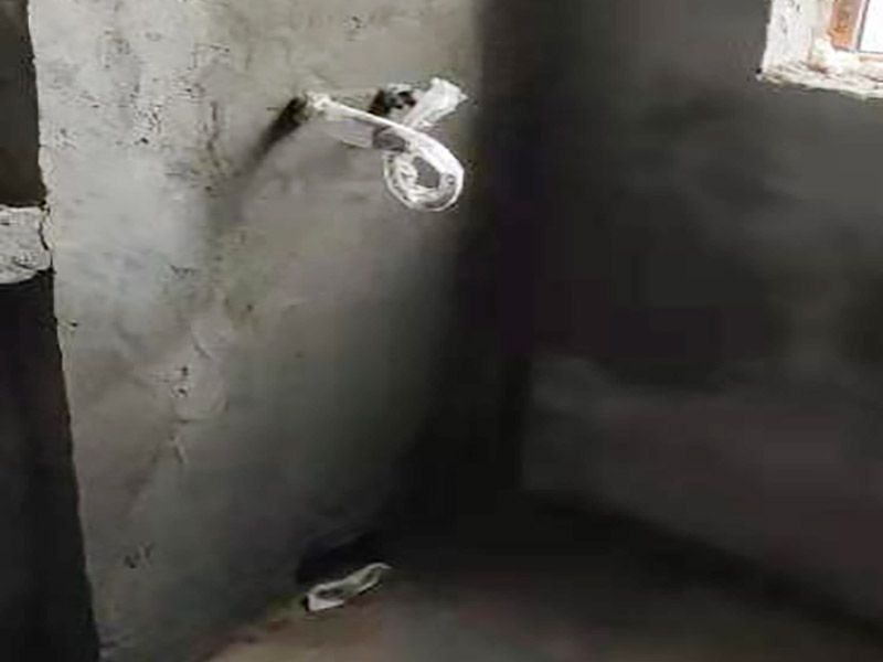 廚房抹灰防水施工：清理基層：將墊層上松散的混凝土、砂漿等清洗干凈，凸出的鼓包剔除。 刷水泥素漿：配合比為水泥∶防水油=1∶0.03(重量比)，加上適量水拌合成粥狀，鋪攤在地面上，用掃帚均勻掃一遍。 抹底層砂漿：底層用1∶3水泥砂漿，摻入水泥重3%～5%的防水粉。拌好的砂漿倒在地上，用杠尺刮平，木抹子順平，鐵抹子壓一遍。 刷水泥素漿：常溫間隔1d后刷水泥素漿一道，配合比為水泥∶防水油=1∶0.03(重量比)加適量水。 抹面層砂漿：刷水泥素漿后，接著抹面層砂漿，配合比及做法用底層。