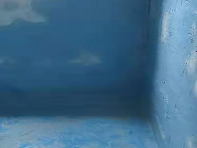 廚房抹灰防水施工：清理基層：將墊層上松散的混凝土、砂漿等清洗干凈，凸出的鼓包剔除。 刷水泥素漿：配合比為水泥∶防水油=1∶0.03(重量比)，加上適量水拌合成粥狀，鋪攤在地面上，用掃帚均勻掃一遍。 抹底層砂漿：底層用1∶3水泥砂漿，摻入水泥重3%～5%的防水粉。拌好的砂漿倒在地上，用杠尺刮平，木抹子順平，鐵抹子壓一遍。 刷水泥素漿：常溫間隔1d后刷水泥素漿一道，配合比為水泥∶防水油=1∶0.03(重量比)加適量水。 抹面層砂漿：刷水泥素漿后，接著抹面層砂漿，配合比及做法用底層。