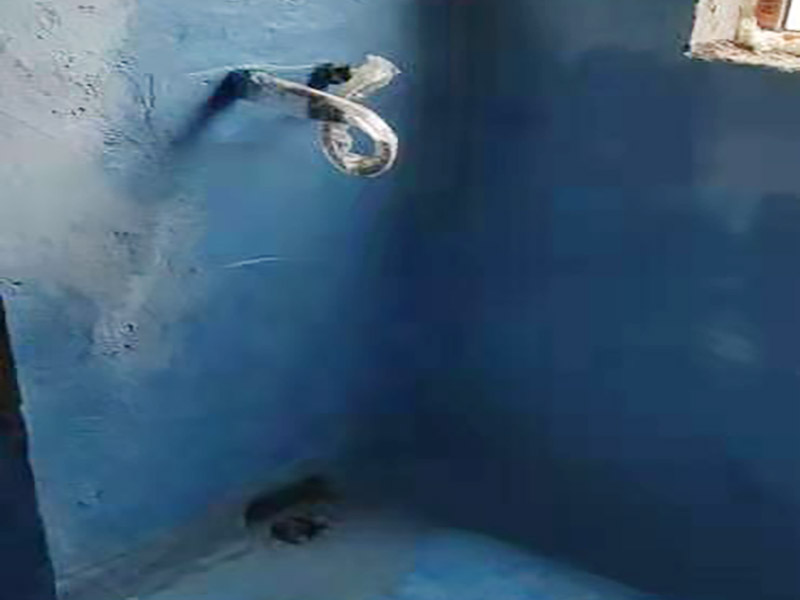 廚房抹灰防水施工：清理基層：將墊層上松散的混凝土、砂漿等清洗干凈，凸出的鼓包剔除。 刷水泥素漿：配合比為水泥∶防水油=1∶0.03(重量比)，加上適量水拌合成粥狀，鋪攤在地面上，用掃帚均勻掃一遍。 抹底層砂漿：底層用1∶3水泥砂漿，摻入水泥重3%～5%的防水粉。拌好的砂漿倒在地上，用杠尺刮平，木抹子順平，鐵抹子壓一遍。 刷水泥素漿：常溫間隔1d后刷水泥素漿一道，配合比為水泥∶防水油=1∶0.03(重量比)加適量水。 抹面層砂漿：刷水泥素漿后，接著抹面層砂漿，配合比及做法用底層。