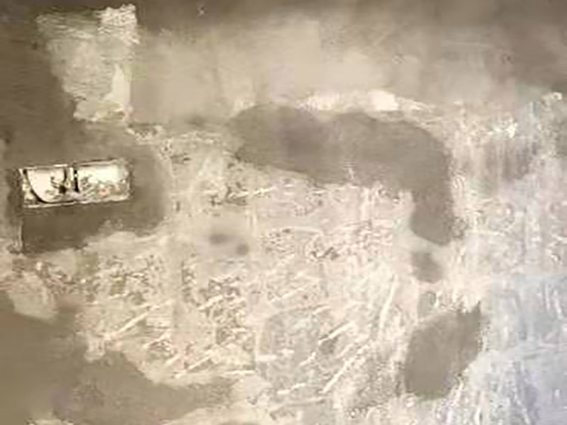 廚房抹灰防水施工：清理基層：將墊層上松散的混凝土、砂漿等清洗干凈，凸出的鼓包剔除。 刷水泥素漿：配合比為水泥∶防水油=1∶0.03(重量比)，加上適量水拌合成粥狀，鋪攤在地面上，用掃帚均勻掃一遍。 抹底層砂漿：底層用1∶3水泥砂漿，摻入水泥重3%～5%的防水粉。拌好的砂漿倒在地上，用杠尺刮平，木抹子順平，鐵抹子壓一遍。 刷水泥素漿：常溫間隔1d后刷水泥素漿一道，配合比為水泥∶防水油=1∶0.03(重量比)加適量水。 抹面層砂漿：刷水泥素漿后，接著抹面層砂漿，配合比及做法用底層。