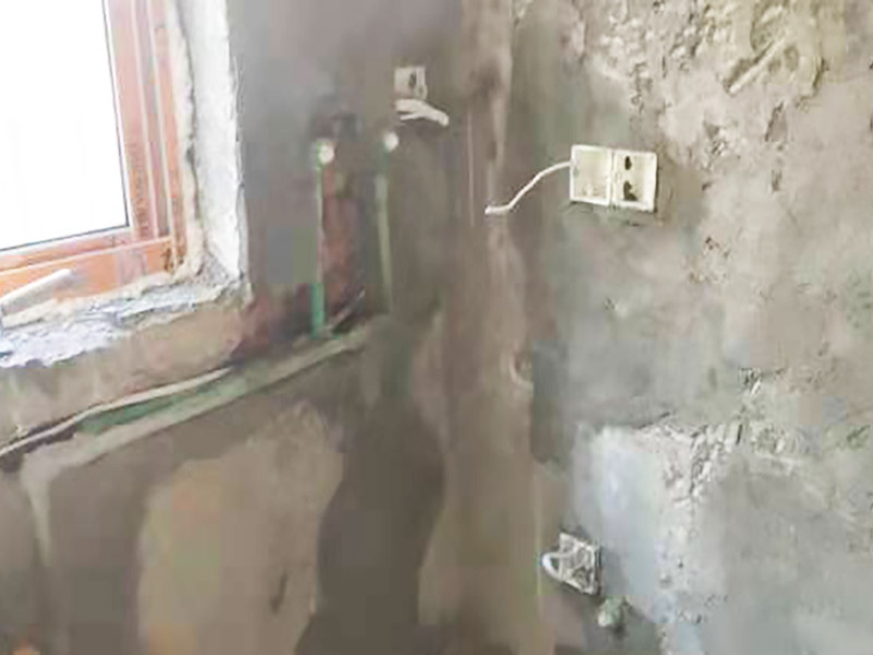 廚房抹灰防水施工：清理基層：將墊層上松散的混凝土、砂漿等清洗干凈，凸出的鼓包剔除。 刷水泥素漿：配合比為水泥∶防水油=1∶0.03(重量比)，加上適量水拌合成粥狀，鋪攤在地面上，用掃帚均勻掃一遍。 抹底層砂漿：底層用1∶3水泥砂漿，摻入水泥重3%～5%的防水粉。拌好的砂漿倒在地上，用杠尺刮平，木抹子順平，鐵抹子壓一遍。 刷水泥素漿：常溫間隔1d后刷水泥素漿一道，配合比為水泥∶防水油=1∶0.03(重量比)加適量水。 抹面層砂漿：刷水泥素漿后，接著抹面層砂漿，配合比及做法用底層。