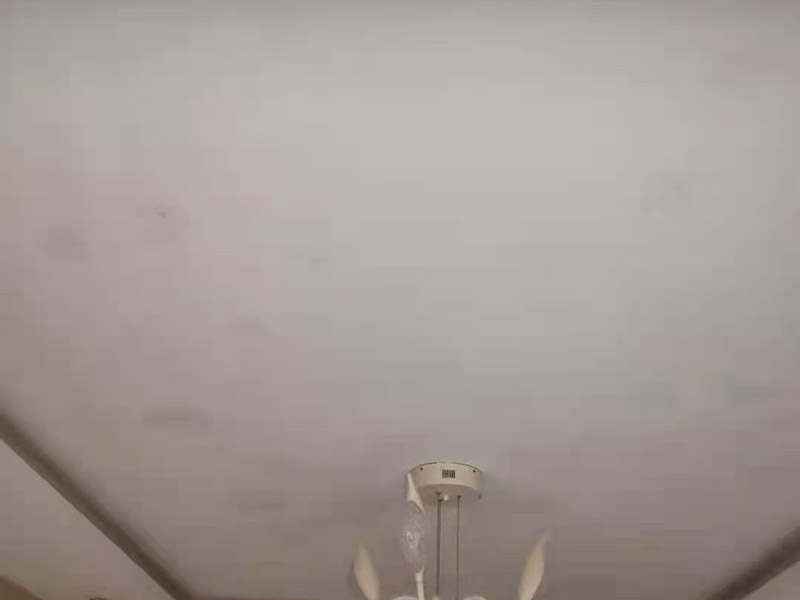 客廳天花板翻新：原有墻頂面有開發(fā)商粗略批蕩，局部肉眼就能看出凹凸不平的差距，有的施工隊為了趕工，施工方在做墻面找平時直接用膩子而沒用石膏粉，省了一道程序，結(jié)果造成膩子層太厚,而膩子只能起到讓平面變得平整光滑的作用，而不能用來找誤差較大墻面的平整，所以膩子找平比較厚的地方就會陸續(xù)的脫落。 乳膠漆施工溫度低，未能形成連續(xù)的涂膜而龜裂，遇水即會脫落;基層疏松，有油污等污物，涂膜與基層粘附不好，造成剝落;基層批刮膩子強度低，膩子層未干透即涂刷乳膠漆;基層過于平滑，以造成涂膜附著力不好。剝落：防范：施工前先觀察一