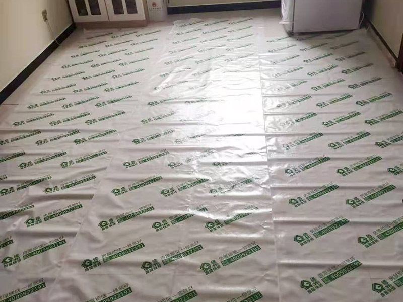 客廳天花板翻新：原有墻頂面有開發(fā)商粗略批蕩，局部肉眼就能看出凹凸不平的差距，有的施工隊為了趕工，施工方在做墻面找平時直接用膩子而沒用石膏粉，省了一道程序，結(jié)果造成膩子層太厚,而膩子只能起到讓平面變得平整光滑的作用，而不能用來找誤差較大墻面的平整，所以膩子找平比較厚的地方就會陸續(xù)的脫落。 乳膠漆施工溫度低，未能形成連續(xù)的涂膜而龜裂，遇水即會脫落;基層疏松，有油污等污物，涂膜與基層粘附不好，造成剝落;基層批刮膩子強度低，膩子層未干透即涂刷乳膠漆;基層過于平滑，以造成涂膜附著力不好。剝落：防范：施工前先觀察一