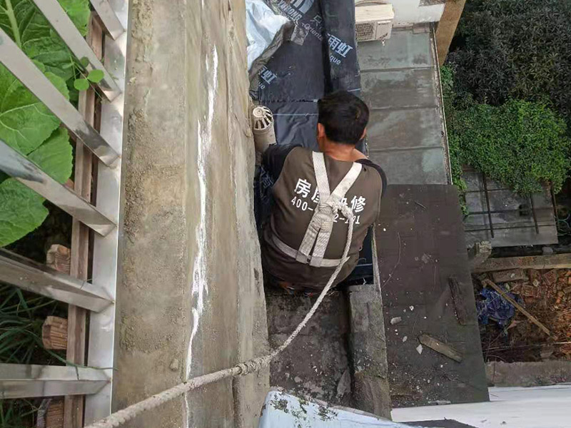 外墻露臺防水案例：陽臺做防水處理時(shí)，以免漏水造成下層住戶生活的不便，施工時(shí)要注意防水層厚度至少為5毫米，一般粉刷防水涂料2至3次即可。而在陽臺的地面與墻面的接縫處以及向上30厘米的這些地方，也需要粉刷防水涂料。另外需要注意的是，家庭陽臺裝修布置中不僅要做好防水材料涂刷工作，還要記得做出防水坡度，方便水流向排水口。