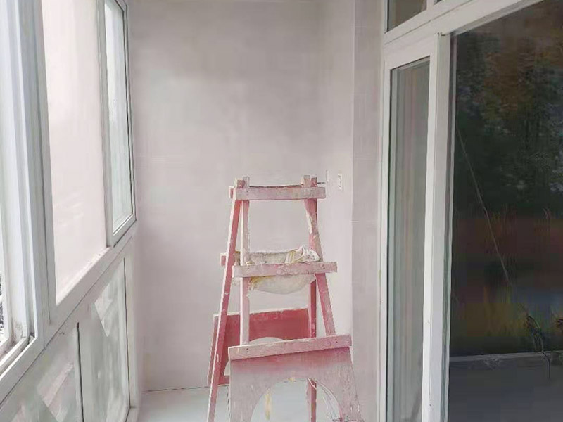 陽臺(tái)貼磚翻新：需要在粘結(jié)劑量置晾時(shí)間內(nèi)，將準(zhǔn)備好的瓷磚鋪壓到位，垂直于梳理方向輕微搓動(dòng)以排出磚下的空氣。鋪貼到位后用橡皮錘輕擊，用尺寸合適的十字定位架來調(diào)整表面平整度及接縫的平直。 磁磚盡量不要沾水，按垂直線及水平線保留6--8mm灰縫粘貼牢固后，再做填縫處理，陰雨天最好不要施工，以免水泥污垢增多。 填縫后，用木版或其他工具刮去大灰，用6--8#園鋼清理灰縫，以突出磚的立體感，磁磚表面殘留水泥一定等其發(fā)白時(shí)(即干而未凝固時(shí))，用干布或鋸沫(木屑)、大沙、擦凈表面水泥，(注意一定不要用濕布)、布條、海綿等要勤擦勤換。 等徹底凝固后，用加長柄化纖滾筒毛刷沾取20%--30%鹽酸溶液進(jìn)行全面清洗，之后用清水沖凈。這時(shí)要小心操作以免鹽酸沾染人身及衣物哦。