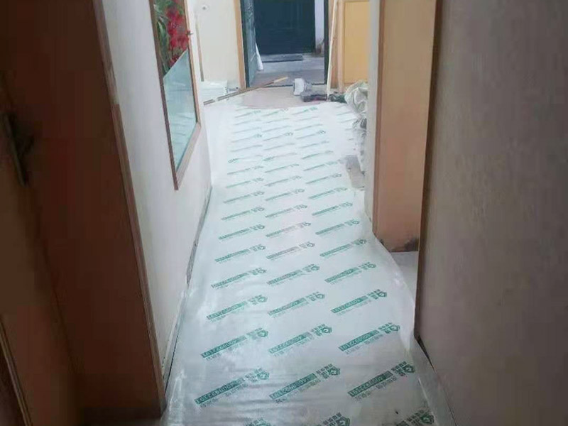 陽臺(tái)貼磚翻新：需要在粘結(jié)劑量置晾時(shí)間內(nèi)，將準(zhǔn)備好的瓷磚鋪壓到位，垂直于梳理方向輕微搓動(dòng)以排出磚下的空氣。鋪貼到位后用橡皮錘輕擊，用尺寸合適的十字定位架來調(diào)整表面平整度及接縫的平直。 磁磚盡量不要沾水，按垂直線及水平線保留6--8mm灰縫粘貼牢固后，再做填縫處理，陰雨天最好不要施工，以免水泥污垢增多。 填縫后，用木版或其他工具刮去大灰，用6--8#園鋼清理灰縫，以突出磚的立體感，磁磚表面殘留水泥一定等其發(fā)白時(shí)(即干而未凝固時(shí))，用干布或鋸沫(木屑)、大沙、擦凈表面水泥，(注意一定不要用濕布)、布條、海綿等要勤擦勤換。 等徹底凝固后，用加長柄化纖滾筒毛刷沾取20%--30%鹽酸溶液進(jìn)行全面清洗，之后用清水沖凈。這時(shí)要小心操作以免鹽酸沾染人身及衣物哦。