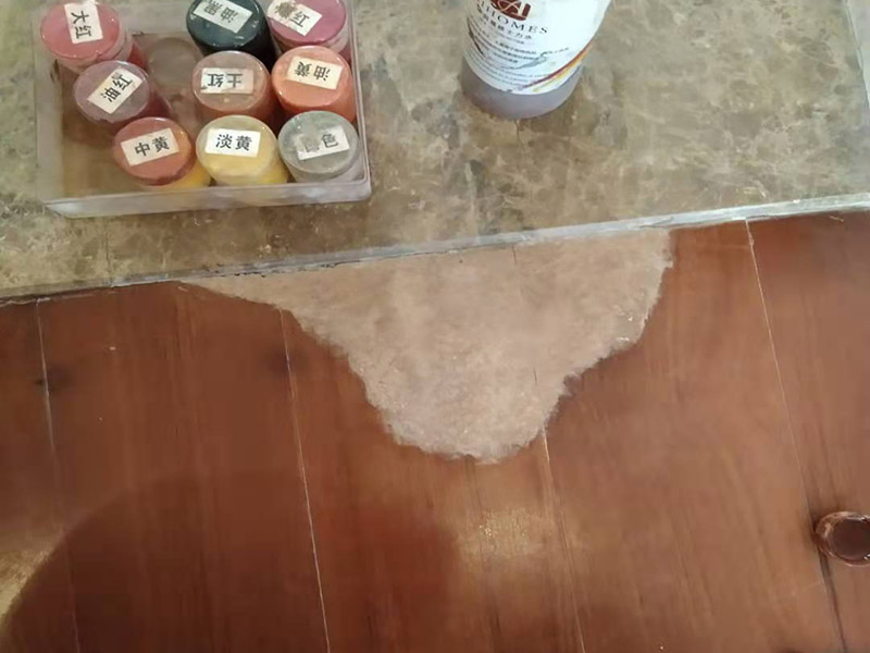 地板局部修補翻新：如果地板表面劃痕不嚴重，建議用地板精油處理一下，地板精油可以對地板進行保護，讓輕微劃傷的地方不會加深變色；修復后出現(xiàn)氣泡，可用幼砂紙輕輕磨去，最好在天氣干燥時進行，會事半功倍。如果地板表面的漆膜沒有壞，只是一點劃傷印痕，可以在地板清潔后，用拋光蠟直接拋光。拋光蠟可以保護地板的光澤，讓地板表面變得光滑，避免對劃傷的地方進行更深的傷害。如果地板劃痕的地方比較嚴重，地板漆膜破損或露白，可用水砂紙蘸肥皂水打磨、并擦干凈，待干后進行局部補色，色干后再刷涂一道漆，干燥24小時后，用水砂紙磨光，然后擦地板蠟進行拋光。如果地板的劃傷比較嚴重大面積，那么建議請專人的維修人員進行實木地板的翻新、或者更換。