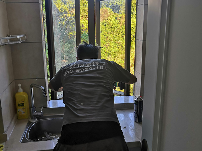 水槽安裝維修施工：第一步是安裝水龍頭。水龍頭有冷、熱之分，切勿搞錯(cuò)位置。注意兩根進(jìn)水管的位置，安裝方法及方式都大同小異，提前做好準(zhǔn)備，才不會(huì)出錯(cuò)。為了避免空隙而設(shè)置的配件。用配置好的掛片，利用螺絲夾緊調(diào)平，利用硅膠封住水槽周邊和臺(tái)面。一端接入水槽的排水口，另一端接到地下的排水口，就可以了。注意兩者之間的銜接，是否牢固，是否密封等等。進(jìn)排水是否通暢、密封是否得當(dāng)，是否滲水等等。如有滲水，立即返工。