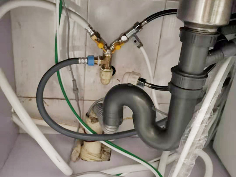 水管角閥漏水更換：首先需要檢查一下內絲接頭是否存在開裂的情況，如果有開裂，需要進行更換接頭。接頭如果沒有問題的話，直接更換一個新角閥即可，角閥并不貴，建議要購買銅質角閥。 如果是螺紋接頭處漏水，可以在螺紋上加幾圈生料帶，一般就可以解決漏水問題。 如果是開關把手處漏水，那就是角閥的密封性出了問題，可以試試換個新角閥，這樣的話就可以正常使用了。