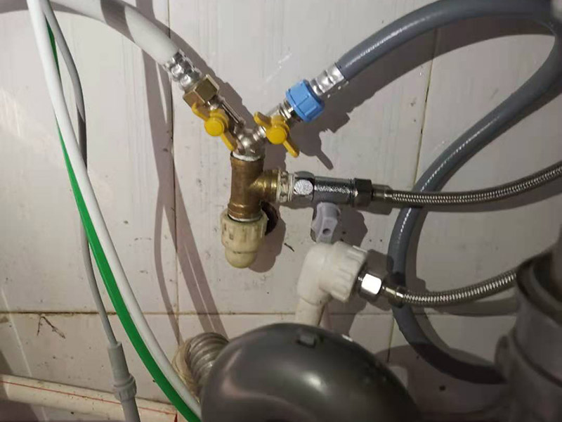 水管角閥漏水更換：首先需要檢查一下內絲接頭是否存在開裂的情況，如果有開裂，需要進行更換接頭。接頭如果沒有問題的話，直接更換一個新角閥即可，角閥并不貴，建議要購買銅質角閥。 如果是螺紋接頭處漏水，可以在螺紋上加幾圈生料帶，一般就可以解決漏水問題。 如果是開關把手處漏水，那就是角閥的密封性出了問題，可以試試換個新角閥，這樣的話就可以正常使用了。