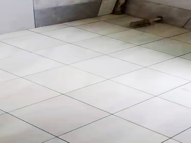 廚房衛(wèi)生間貼磚：開始貼磚前需對現(xiàn)有墻面的抹灰強度及空鼓進行排查，避免因抹灰強度及基層空鼓，造成瓷磚大面積空鼓出現(xiàn)。如果是釉面磚需要提前進行泡水，將瓷磚泡透至少30min以上。?；u吸水率小于0.5%，無需浸泡，但須做背膠涂刷，增加粘接強度，避免脫落。注意貼磚時采用專用粘接劑，抹灰要飽滿、均勻，尤其要注意四個角的抹灰要到位，避免后期空鼓。墻磚施工完成后做好噴水養(yǎng)護2天，待墻面干透后進行瓷磚勾縫或美縫處理即可。