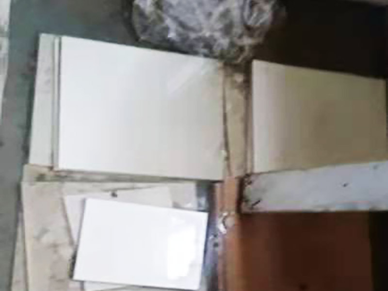 廚房衛(wèi)生間貼磚：開始貼磚前需對現(xiàn)有墻面的抹灰強度及空鼓進行排查，避免因抹灰強度及基層空鼓，造成瓷磚大面積空鼓出現(xiàn)。如果是釉面磚需要提前進行泡水，將瓷磚泡透至少30min以上。玻化磚吸水率小于0.5%，無需浸泡，但須做背膠涂刷，增加粘接強度，避免脫落。注意貼磚時采用專用粘接劑，抹灰要飽滿、均勻，尤其要注意四個角的抹灰要到位，避免后期空鼓。墻磚施工完成后做好噴水養(yǎng)護2天，待墻面干透后進行瓷磚勾縫或美縫處理即可。