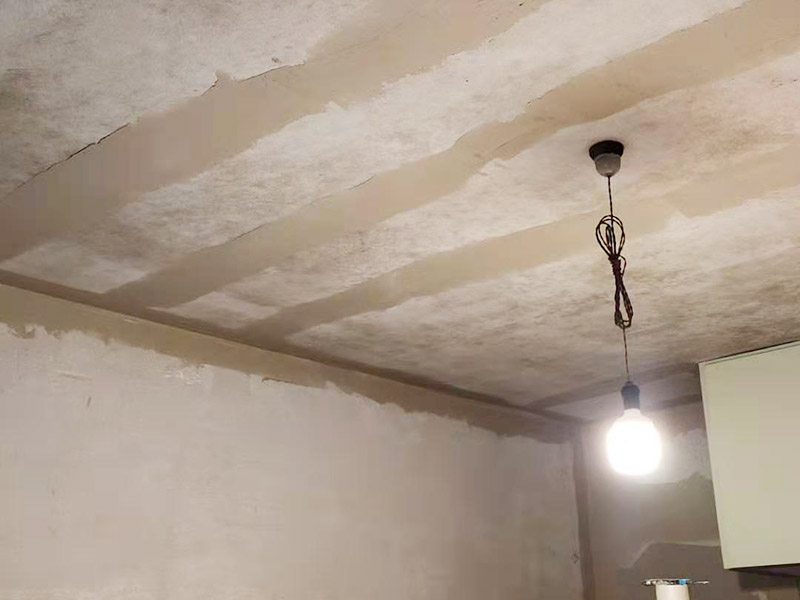 墻面翻新基層處理：墻體空鼓將嚴(yán)重影響涂層的附著力，通常采用目測(cè)、敲打、硬器劃刻、手抹等方法檢查。發(fā)現(xiàn)有空鼓現(xiàn)象，必須徹底鏟除，應(yīng)用配套膩?zhàn)有扪a(bǔ)平整或用與墻體砂漿比例一致的水泥砂漿按墻體同樣施工方法進(jìn)行修補(bǔ)填平，確保涂層吸收一致，無(wú)接痕。墻體裂縫嚴(yán)重影響涂層的裝飾美觀性能。發(fā)現(xiàn)裂縫應(yīng)用專用填補(bǔ)膩?zhàn)犹钛a(bǔ)修復(fù)，較大空心裂縫可先用砂漿修補(bǔ)后抹平。 涂裝施工前用鏟刀或刮刀鏟去一遍或用鋼絲刷處理清除，也可用硬毛竹掃把清除浮砂。墻體砂眼，凹坑如腳手架洞、空調(diào)洞、窗套、管道設(shè)施鋪設(shè)遺漏留缺陷，需用與墻體基面同類材質(zhì)和施工方法進(jìn)行處理。這一點(diǎn)往往在施工中不被注意。但硅藻泥上墻后易發(fā)現(xiàn)發(fā)花不協(xié)調(diào)，嚴(yán)重影響裝飾效果。