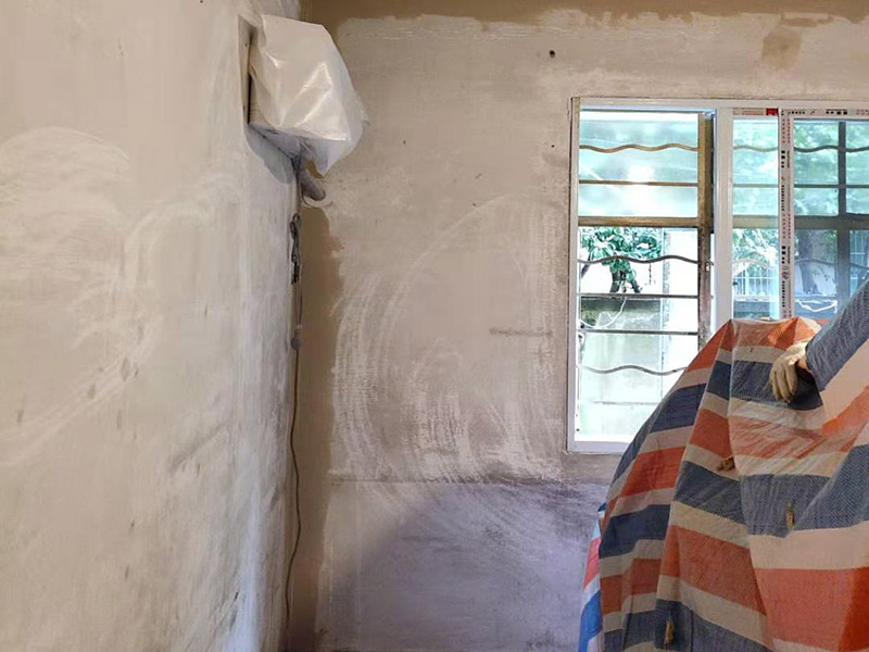 墻面翻新基層處理：墻體空鼓將嚴(yán)重影響涂層的附著力，通常采用目測(cè)、敲打、硬器劃刻、手抹等方法檢查。發(fā)現(xiàn)有空鼓現(xiàn)象，必須徹底鏟除，應(yīng)用配套膩?zhàn)有扪a(bǔ)平整或用與墻體砂漿比例一致的水泥砂漿按墻體同樣施工方法進(jìn)行修補(bǔ)填平，確保涂層吸收一致，無(wú)接痕。墻體裂縫嚴(yán)重影響涂層的裝飾美觀性能。發(fā)現(xiàn)裂縫應(yīng)用專用填補(bǔ)膩?zhàn)犹钛a(bǔ)修復(fù)，較大空心裂縫可先用砂漿修補(bǔ)后抹平。 涂裝施工前用鏟刀或刮刀鏟去一遍或用鋼絲刷處理清除，也可用硬毛竹掃把清除浮砂。墻體砂眼，凹坑如腳手架洞、空調(diào)洞、窗套、管道設(shè)施鋪設(shè)遺漏留缺陷，需用與墻體基面同類材質(zhì)和施工方法進(jìn)行處理。這一點(diǎn)往往在施工中不被注意。但硅藻泥上墻后易發(fā)現(xiàn)發(fā)花不協(xié)調(diào)，嚴(yán)重影響裝飾效果。