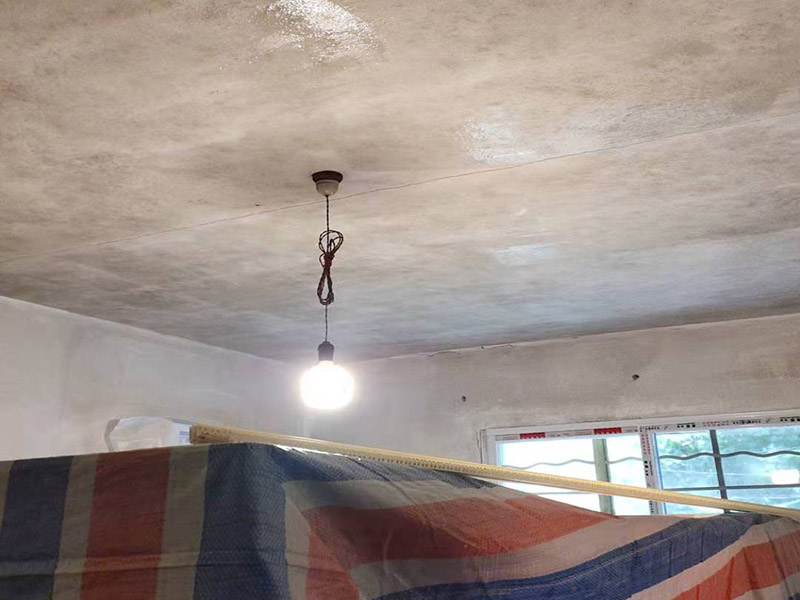 墻面翻新基層處理：墻體空鼓將嚴(yán)重影響涂層的附著力，通常采用目測(cè)、敲打、硬器劃刻、手抹等方法檢查。發(fā)現(xiàn)有空鼓現(xiàn)象，必須徹底鏟除，應(yīng)用配套膩?zhàn)有扪a(bǔ)平整或用與墻體砂漿比例一致的水泥砂漿按墻體同樣施工方法進(jìn)行修補(bǔ)填平，確保涂層吸收一致，無(wú)接痕。墻體裂縫嚴(yán)重影響涂層的裝飾美觀性能。發(fā)現(xiàn)裂縫應(yīng)用專用填補(bǔ)膩?zhàn)犹钛a(bǔ)修復(fù)，較大空心裂縫可先用砂漿修補(bǔ)后抹平。 涂裝施工前用鏟刀或刮刀鏟去一遍或用鋼絲刷處理清除，也可用硬毛竹掃把清除浮砂。墻體砂眼，凹坑如腳手架洞、空調(diào)洞、窗套、管道設(shè)施鋪設(shè)遺漏留缺陷，需用與墻體基面同類材質(zhì)和施工方法進(jìn)行處理。這一點(diǎn)往往在施工中不被注意。但硅藻泥上墻后易發(fā)現(xiàn)發(fā)花不協(xié)調(diào)，嚴(yán)重影響裝飾效果。