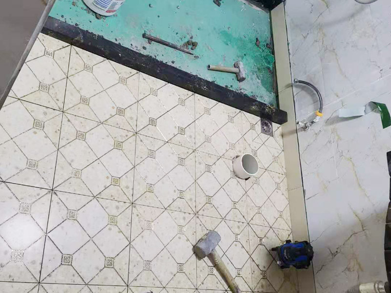 衛(wèi)生間地面防水裝修:首先要將墻面地面都要清潔干凈，這點非常重要，不能有散沙、土、石塊等干擾基層。如果基層開發(fā)商做的很不好的話，表面還要刷一層界面劑以防止墻面表面起沙。用噴壺將陰角部分和管根部分噴水，噴水的主要目的就是防止墻面吸收了堵漏寶太多的水分，造成堵漏寶沒有和墻面凝結在一起。那么噴多少水呢，建議以表面沒有明顯積水為宜。刷完以后，由于速凝型的堵漏寶干燥較快，所以基本不用等待，干的非?？臁Ｈ缓髮⒌谝槐槎侣毶箱伜镁W(wǎng)格布，主要是防止堵漏寶初凝以后裂開。然后進行第二遍涂刷堵漏寶，刷完咱們就要進行下面柔韌性防水涂刷的步驟了。